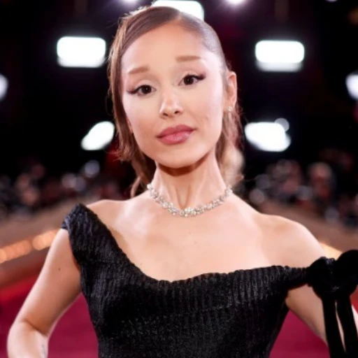 Ariana Grande denuncia a varios hackers por filtrar música y fotos durante años