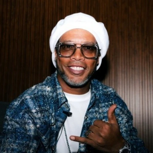 Ronaldinho lanza su primer disco llamado 'Camisa 10', con Pitbull, Sean Paul y Juan Magán