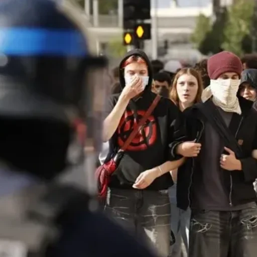 Al menos 600 detenidos y 400 liceos cerrados por las protestas estudiantiles en Francia