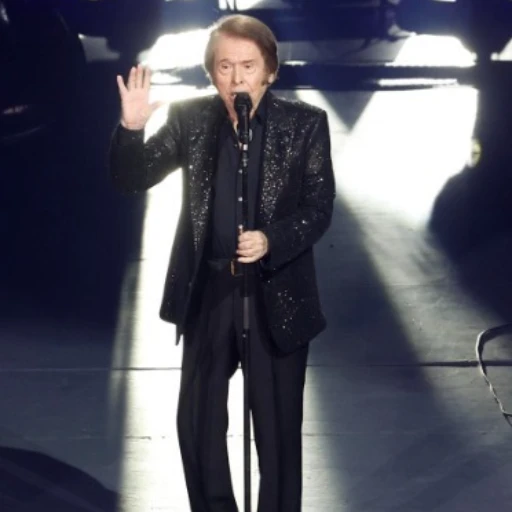 Raphael y sus seguidores mexicanos crean un coro monumental en el Auditorio Nacional