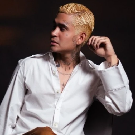 Noreh canta junto Chyno y Nacho en el tema "D Pueblo"