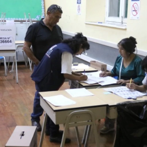 Perú extiende horario de votación hasta el lunes 13 en mesas afectadas por retrasos de material elec